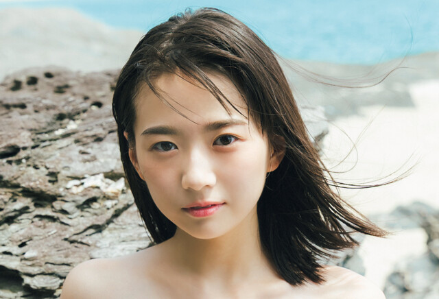 月山鈴音(つきやま・りおん)がシンガー・ソングライターとしても躍進中! 初グラビアが大好評につき2度目の登場!「初心を忘れることなく、真っ白な水着がずっと似合う人でありたいです」